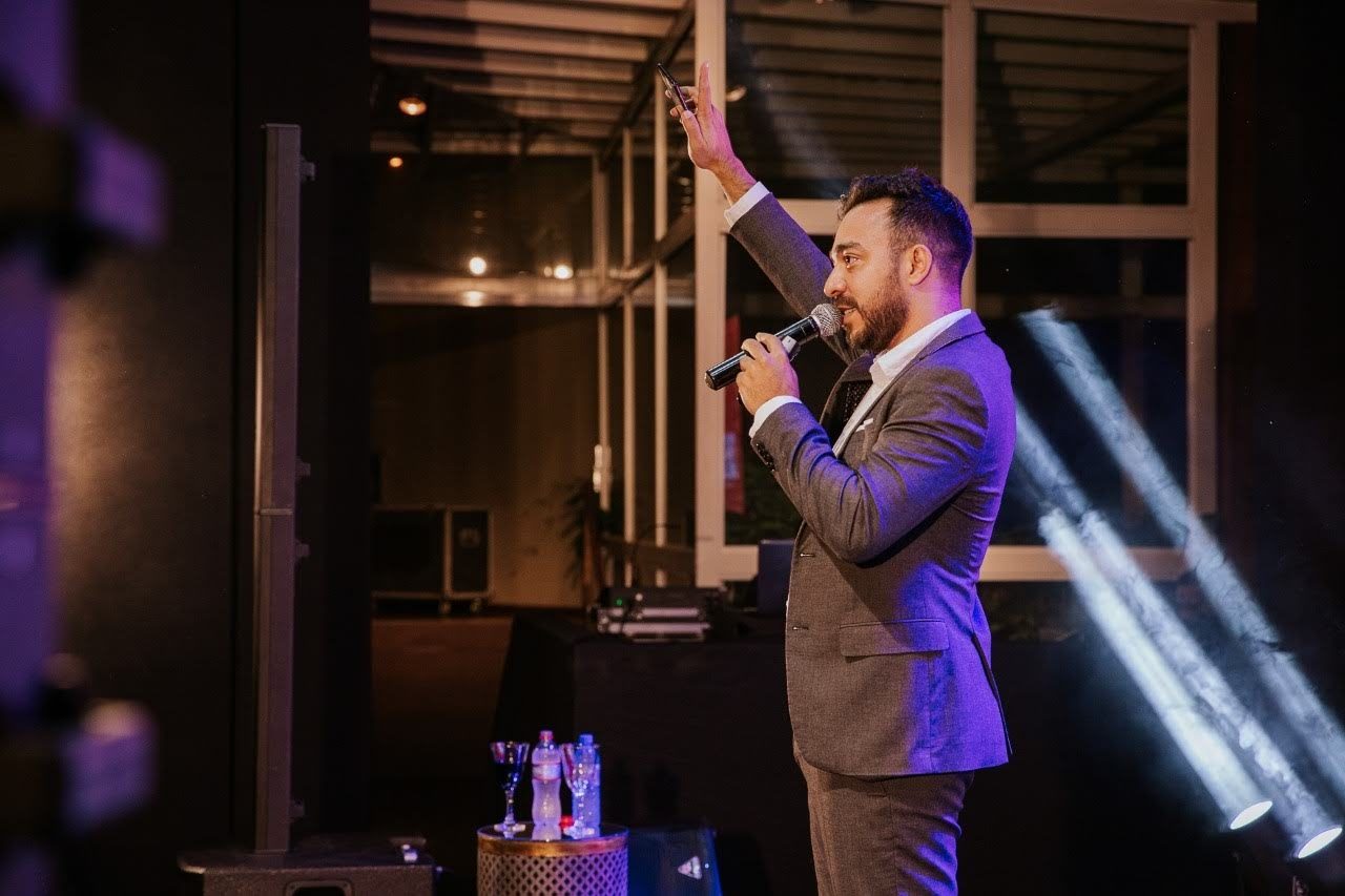 Carlos Ribeiro em palestra, com microfone
